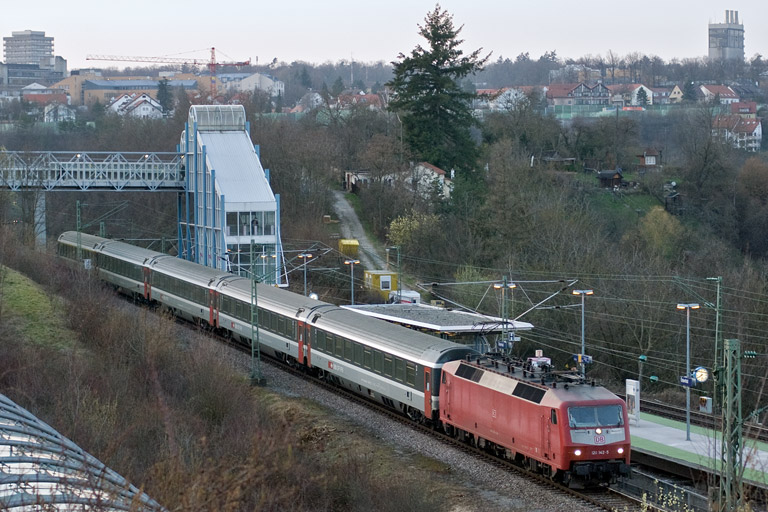 120 142 mit Lr 78379 bei km 14,2 (April 2009)