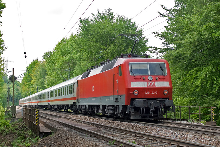 120 143 mit IC 2801 bei km 18,4 (Mai 2009)
