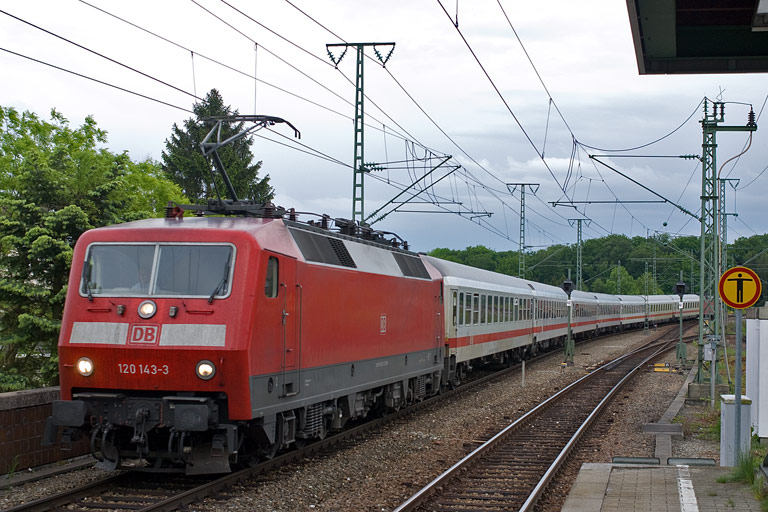 120 143 mit IC 2802 bei km 16,8 (Mai 2009)