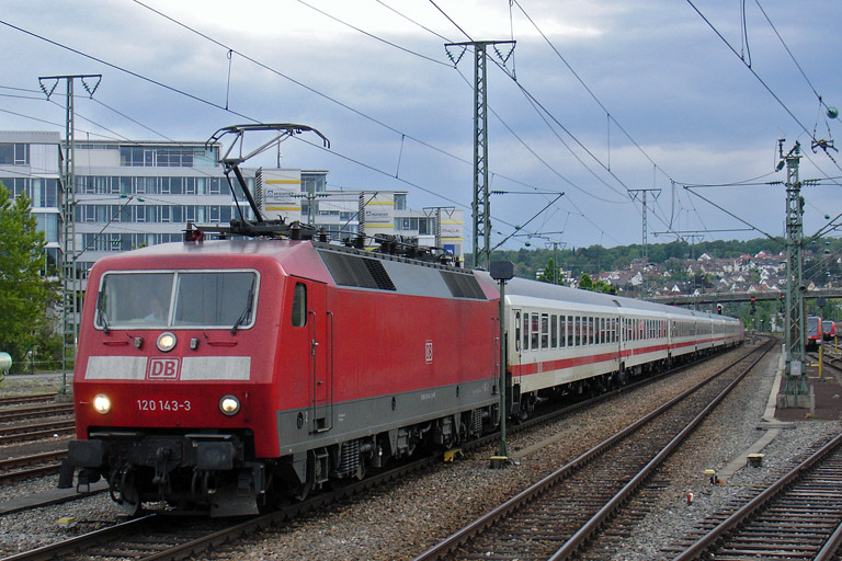 120 143 mit IC 2802 bei km 15,8 (Mai 2009)