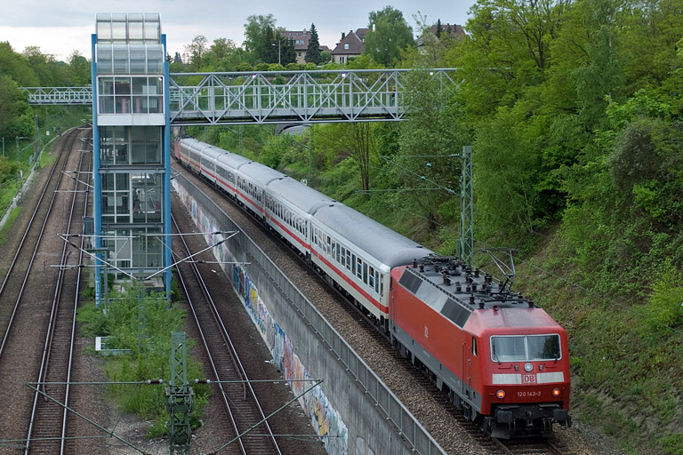 120 143 mit IC 2805 bei km 13,8 (Mai 2009)