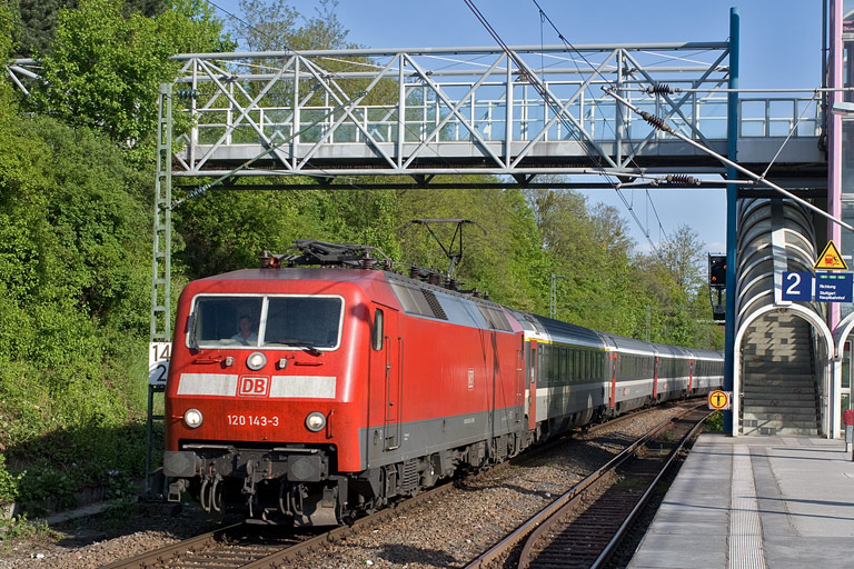 120 143 mit IC 486 bei km 14,2 (Mai 2009)