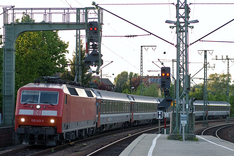 120 143 mit IC 489 bei km 16,6 (Mai 2009)