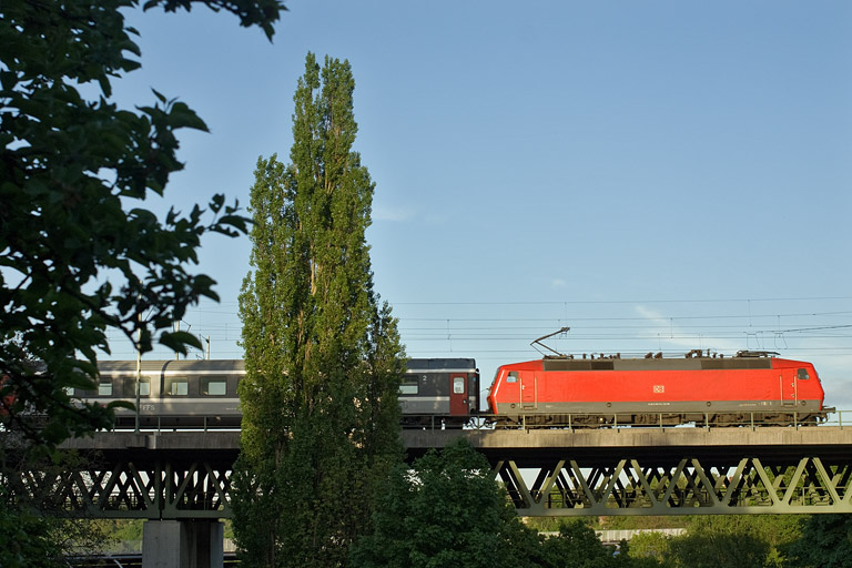 120 143 mit Lr 78379 bei km 14,6 (Mai 2009)