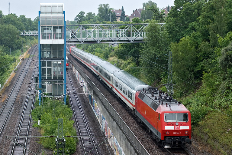 120 144 mit IC 2817 bei km 14,0 (Juni 2009)