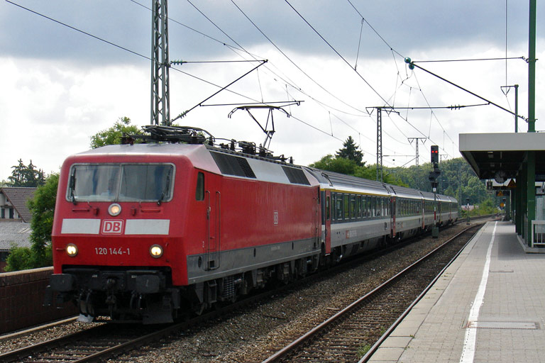 120 144 mit Lr 78507 bei km 16,8 (Juni 2009)