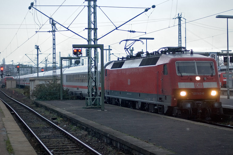 120 145 mit IC 2800 bei km 0,4 (Dezember 2009)