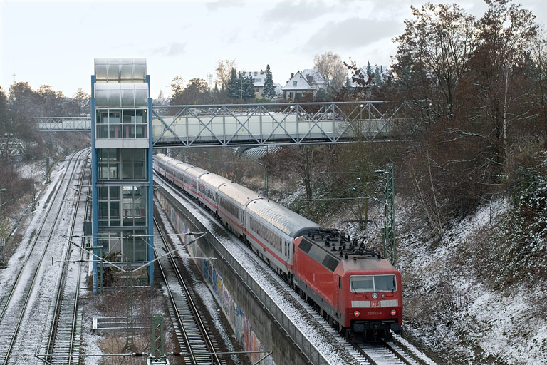 120 145 mit IC 2801 bei km 14,0 (Dezember 2009)