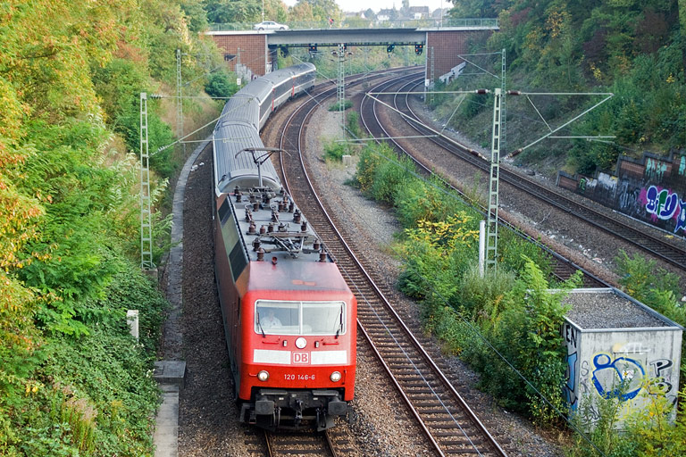 120 146 mit IC 486 bei km 14,2 (September 2009)