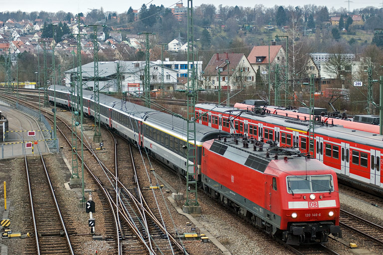 120 146 mit IC 486 bei km 16,0 (M&auml;rz 2009)