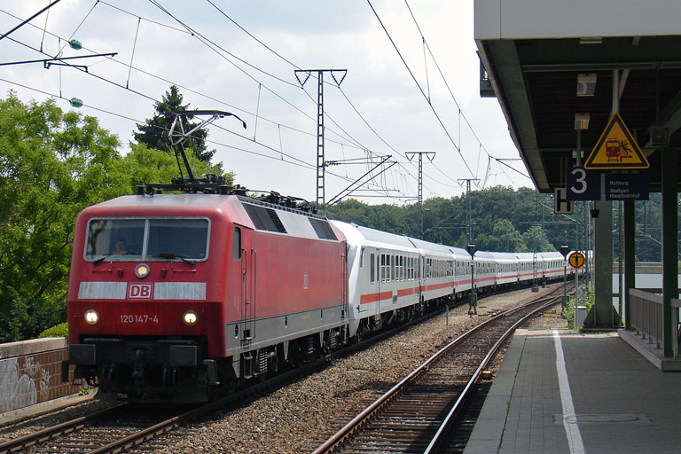 120 147 mit IC 2806 bei km 16,8 (Juli 2009)