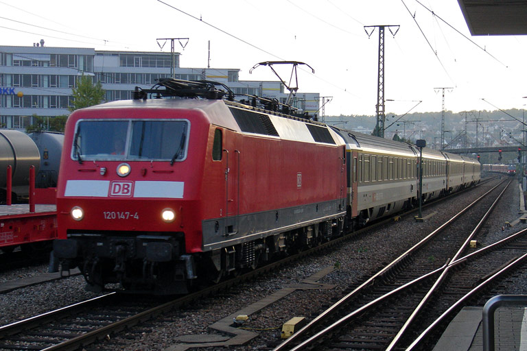 120 147 mit IC 486 bei km 15,8 (September 2009)