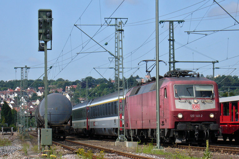 120 148 mit Lr 78507 bei km 15,6 (Juli 2009)