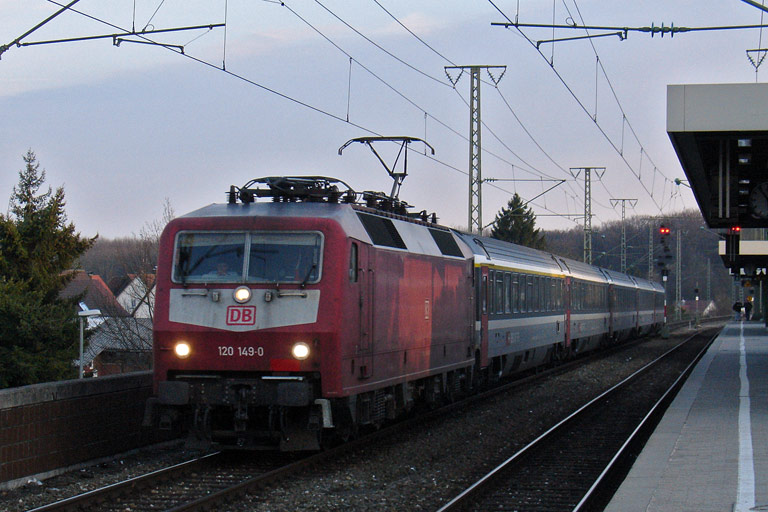 120 149 mit IC 486 bei km 16,6 (M&auml;rz 2009)