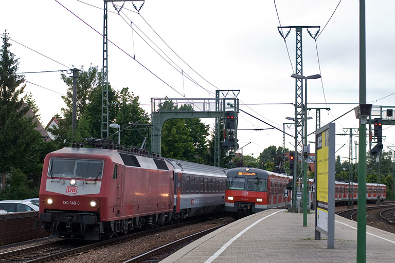 120 114 mit IC 489 und 420 464 bei km 16,6 (Juli 2009)