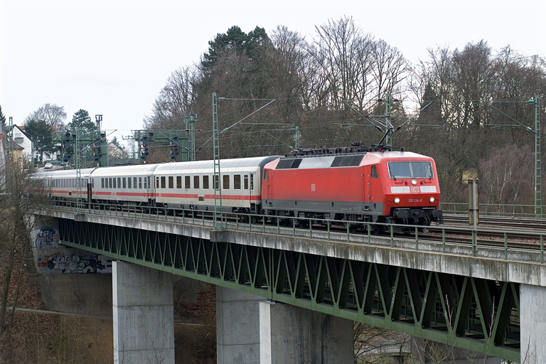 120 154 mit IC 2800 bei km 14,6 (Februar 2009)