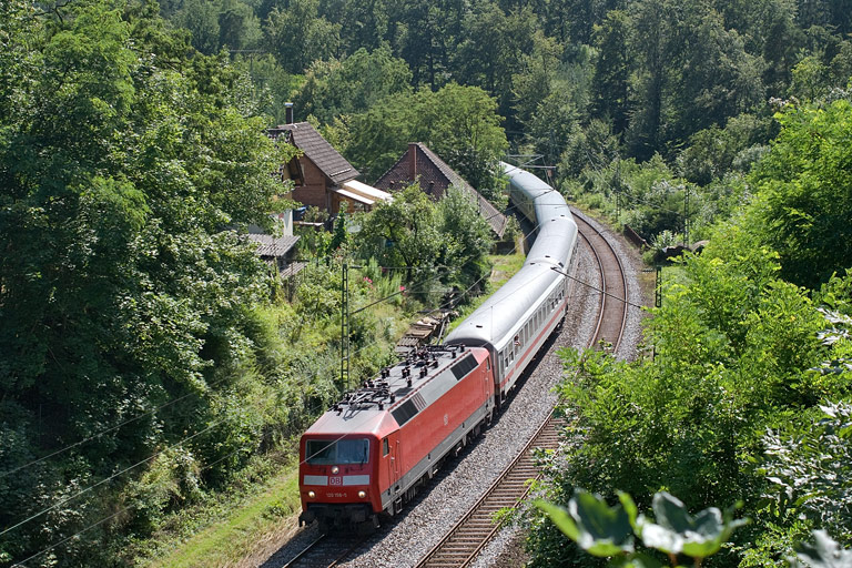 120 156 mit IC 2810 bei km 10,8 (Juli 2009)