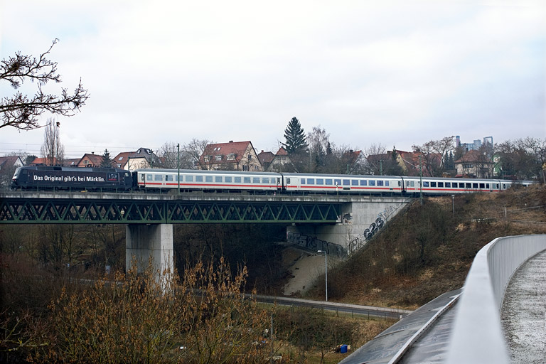 120 159 mit IC 2800 bei km 14,2 (Januar 2009)