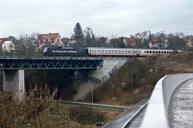 120 159 mit IC 2800 bei km 14,2 (Januar 2009)