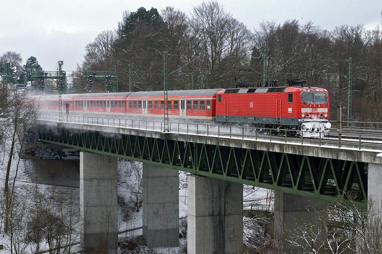 143 965 mit RE 19606 bei km 14,6 (Februar 2009)