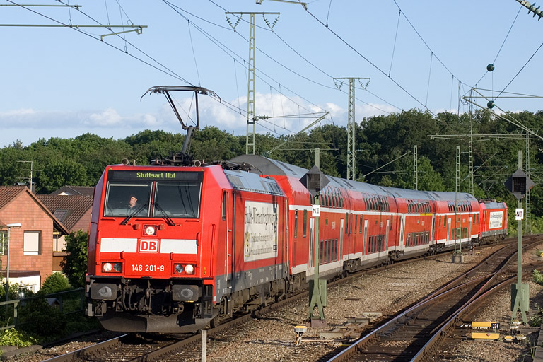 146 201 und 146 202 mit RE 19618 bei km 16,8 (Mai 2009)