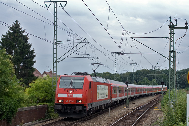 146 203 mit RE 19606 bei km 16,8 (August 2009)