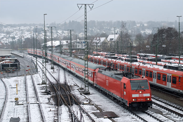 146 208 mit RE 19602 bei km 16,0 (Dezember 2009)