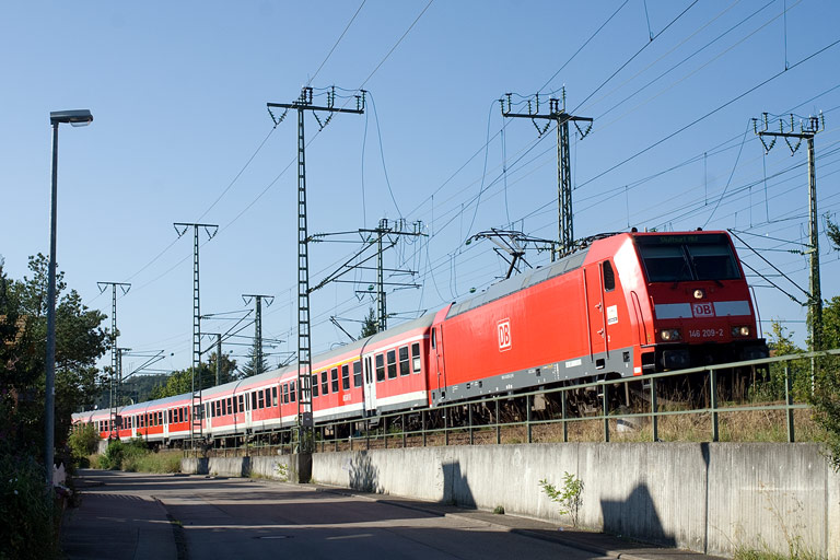 146 209 mit RE 19606 bei km 16,4 (August 2009)