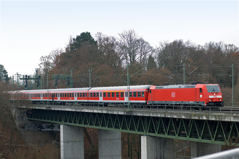 146 211 mit RE 19602 bei km 14,6 (Dezember 2009)