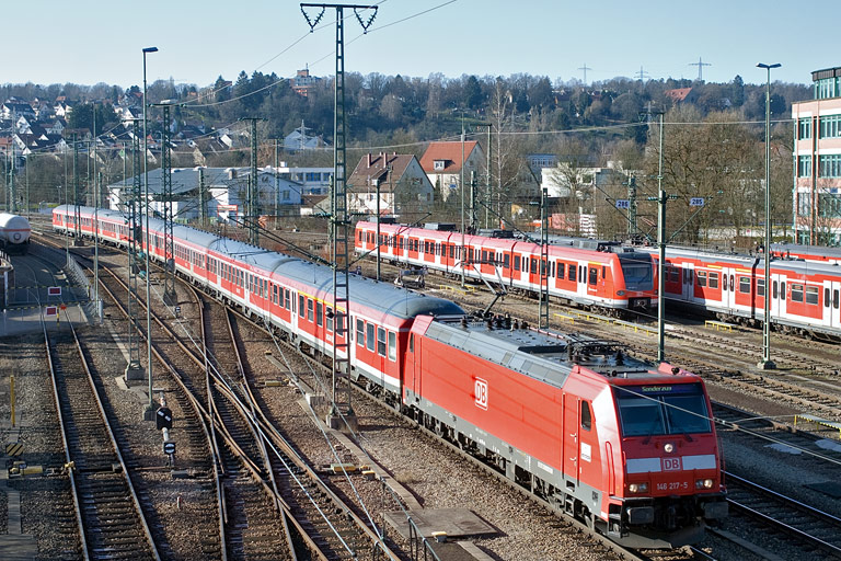 146 217 mit RE 19013 bei km 16,0 (Januar 2009)