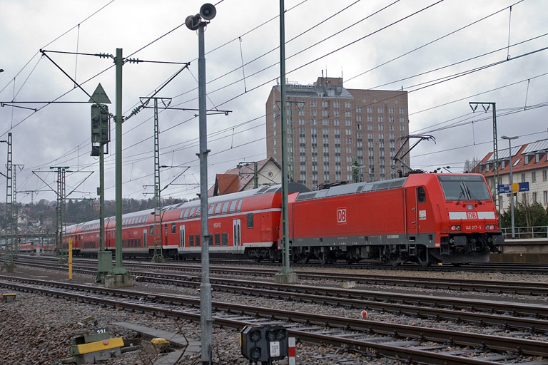 146 217 mit RE 19607 bei km 15,6 (M&auml;rz 2009)