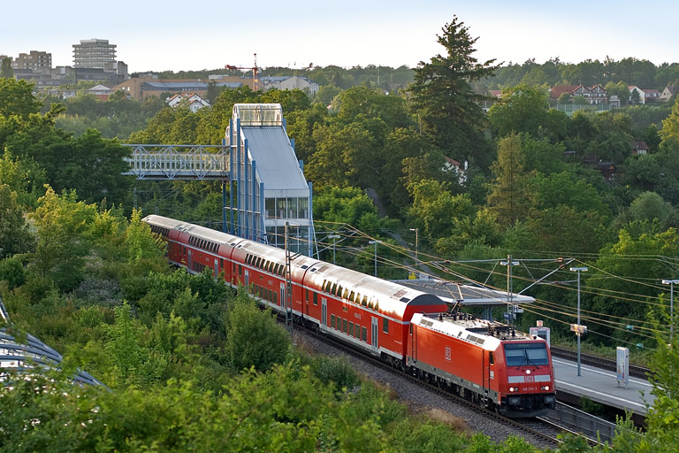 146 218 mit RE 19647 bei km 14,0 (Juni 2009)