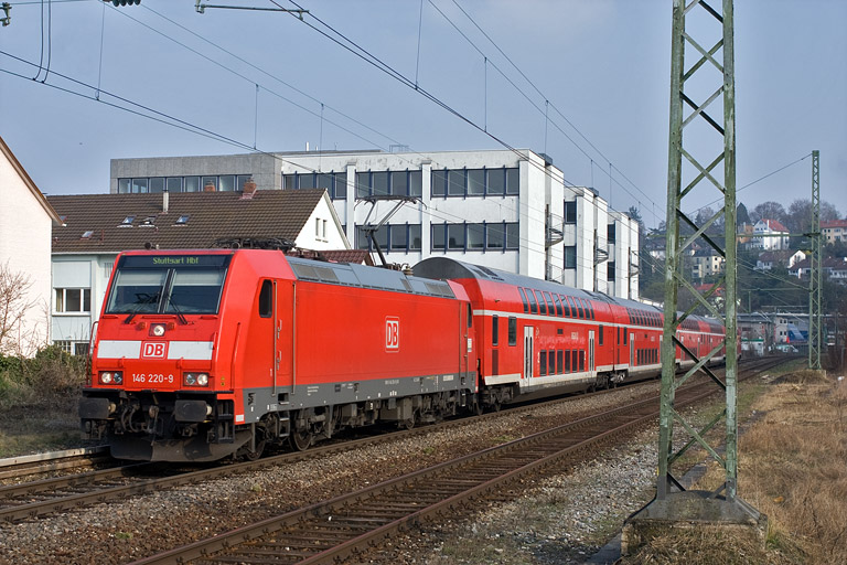 146 220 mit RE 19616 bei km 8,6 (April 2009)