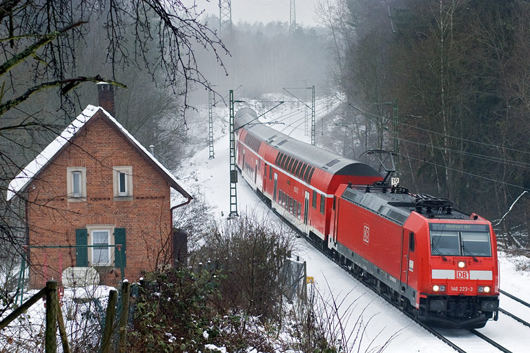 146 223 mit RE 19614 bei km 19,2 (Februar 2009)