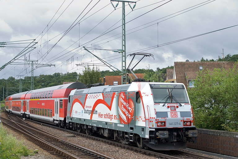 146 227 mit RE 19607 bei km 16,8 (Juli 2009)