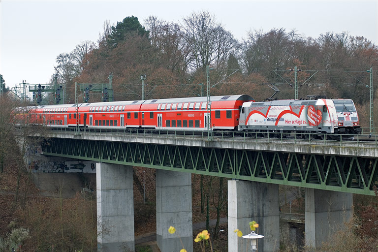 146 2227 mit RE 19610 bei km 14,6 (Dezember 2009)