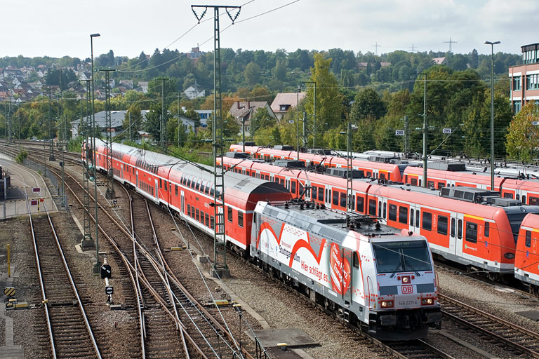 146 227 mit RE 19610 bei km 16,0 (September 2009)