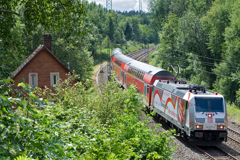 146 227 mit RE 19614 bei km 19,2 (Juli 2009)