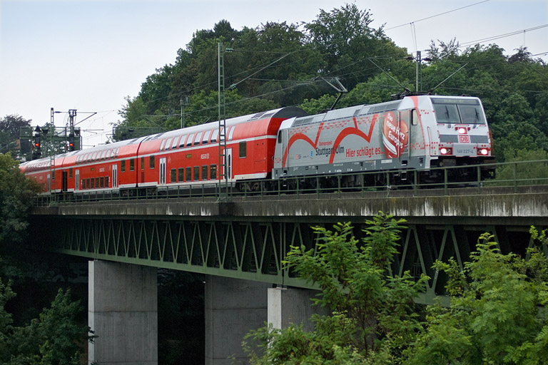 146 227 mit RE 19618 bei km 14,6 (Juni 2009)