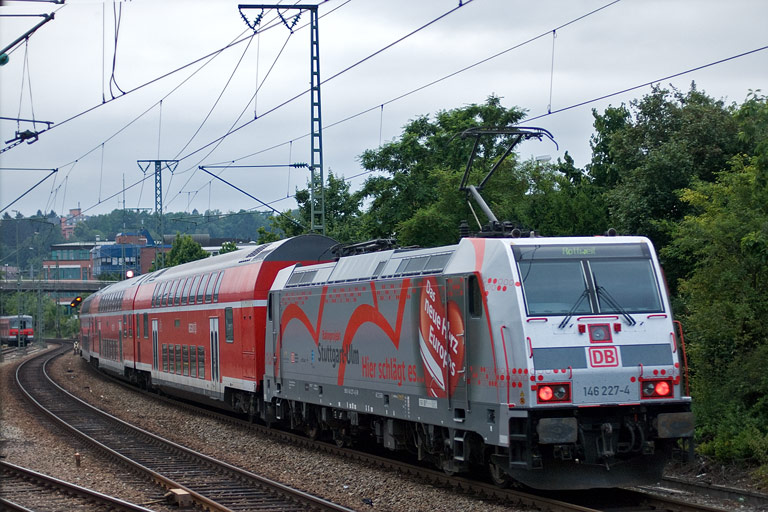 146 227 mit RE 19678 bei km 15,8 (Juni 2009)