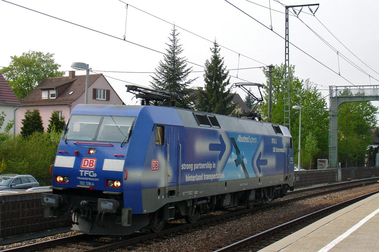 152 138 als Tfzf 69325 bei km 16,6 (April 2009)