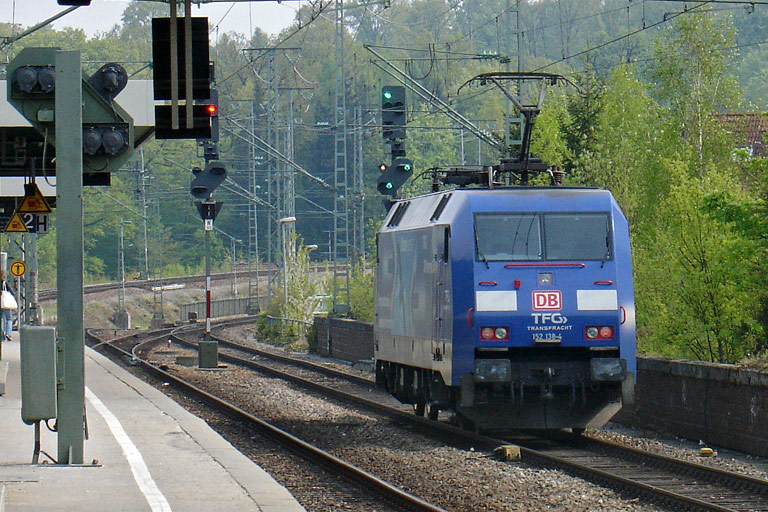 152 138 als Tfzf 69325 bei km 16,8 (April 2009)