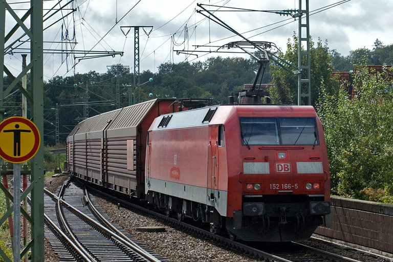 152 166 mit FZ 56165 bei km 16,8 (September 2009)