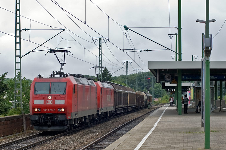 185 009 und Lok der Baureihe 185 mit FE 44696 bei km 16,6 (Juni 2009)