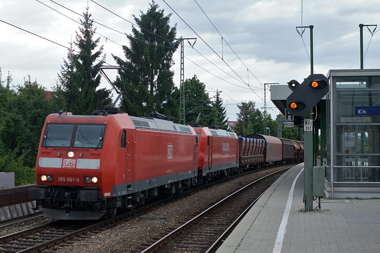 185 061 und 185 274 mit FE 44689 bei km 16,6 (August 2009)