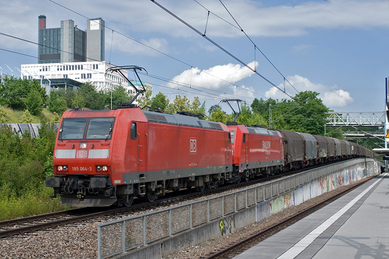 185 064 und 185 300 mit CS 49225 bei km 14,2 (Juni 2009)