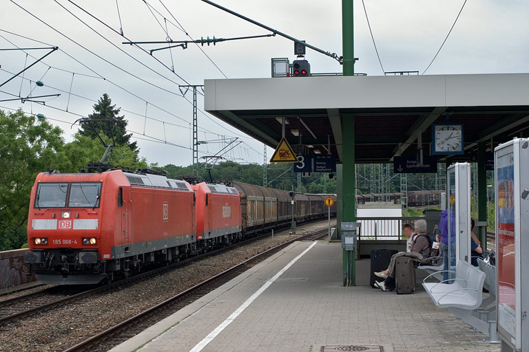 185 068 und 185 160 mit FE 44696 bei km 16,8 (Juni 2009)