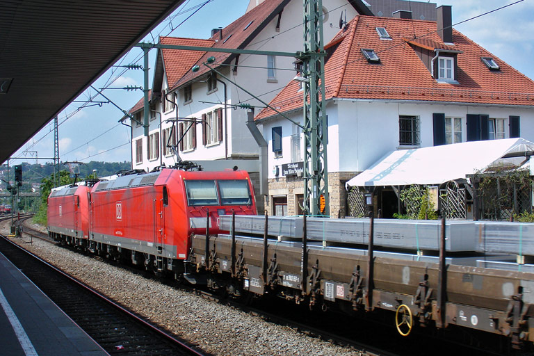185 074 und 185 018 mit CFN 49731 bei km 15,6 (Juli 2009)