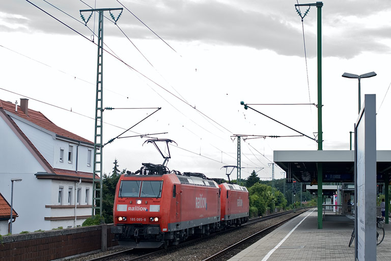 185 085 und 185 164 bei km 16,6 (August 2009)