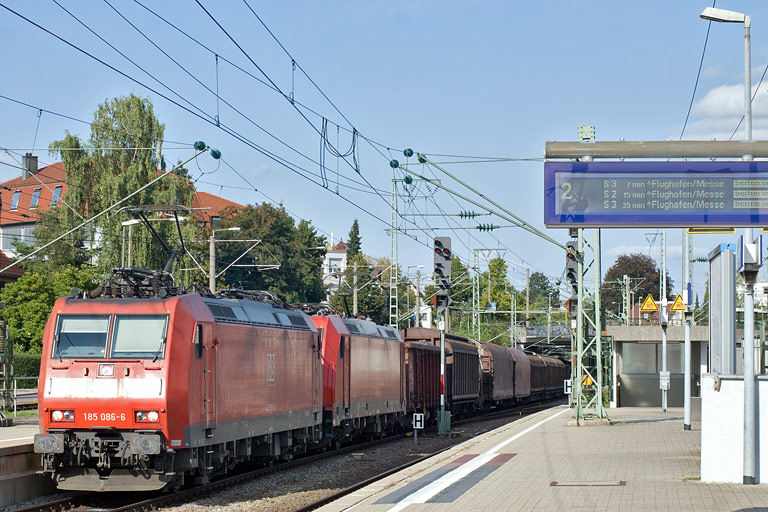 185 086 und 185 258 mit FE 44691 bei km 15,6 (September 2009)